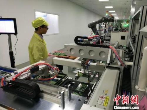 智能工厂生产线工程师调试设备 郑小红 摄